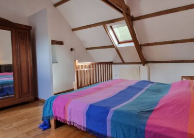 Schlafzimmer mit Blick auf Schrank mit Spiegel
