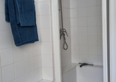 Dusche, weiße Kacheln