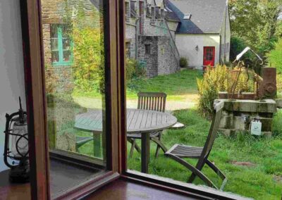 Blick aus dem Fenster in den Hof