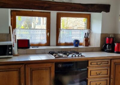 Küche mit Holzfront, Gasherd, Wasserkocher, Kaffemaschine, Toaster
