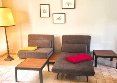 Wohnzimmer mit ausklappbarem Sofa