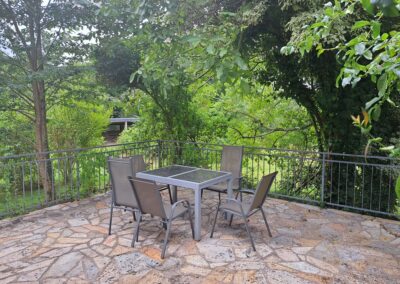Gite Paeonia, Terrasse mit Tisch und vier Stühlen