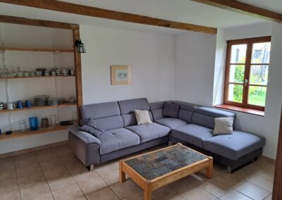 Gite Paeonia, Sofa und Regal mit kleinem Tisch